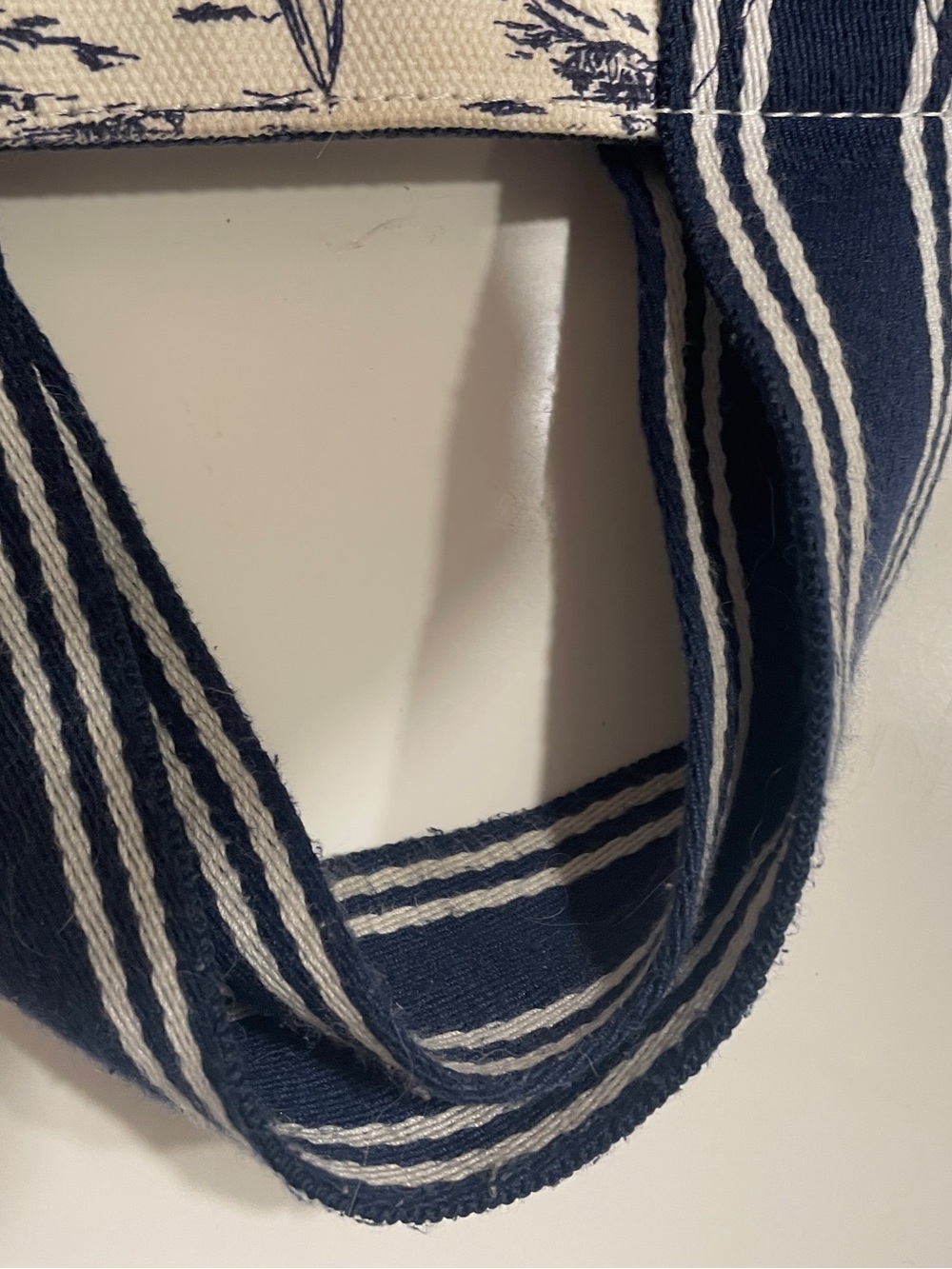Vineyard Vines printed heritage mini tote - Picture 3 of 6